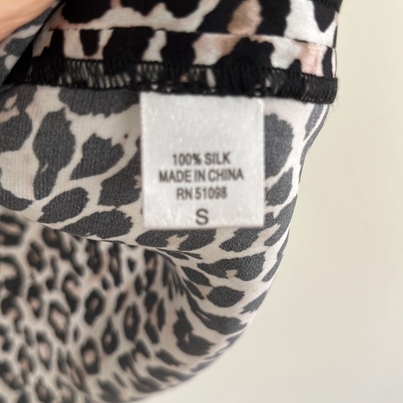 Acrobat 100% Silk Animal Print Short Sleeve V Neck Cut Out Blouse S - Picture 4 of 5